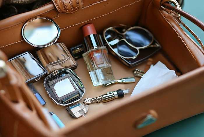 50几岁的女人会在包里放什么；50几岁的女人会在包里放什么东西