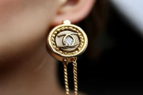 chanel耳钉真伪查询（chanel耳钉怎么查正品）
