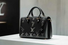 lv旗舰店官网包包图片2019新款（lv旗舰店官网包包图片2019新款价格）