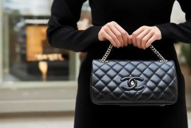 chanel法国官网女包；chanel法国官网包包价格
