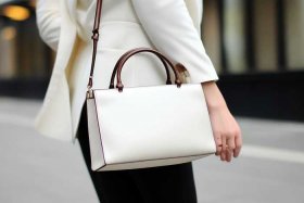 白色包包配什么；白色包包配什么带子好看
