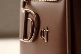 迪奥包包的标志是什么；迪奥包包的标志是什么样的