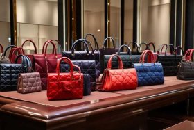 迪奥官网官方旗舰店包包多少钱；迪奥官网官方旗舰店包包多少钱一个