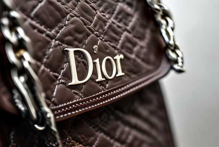 迪奥包包怎么分辨是不是正品 迪奥包包怎么分辨是不是正品的