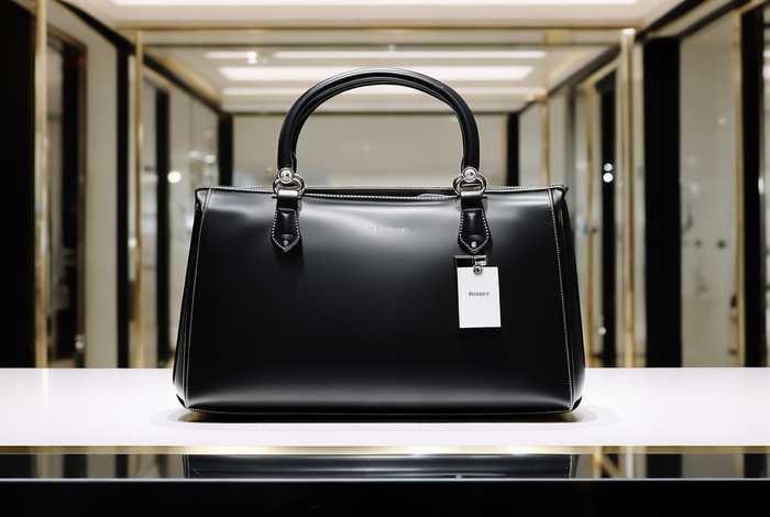 迪奥蒙田包包价格和图片（迪奥蒙田包专柜什么价）