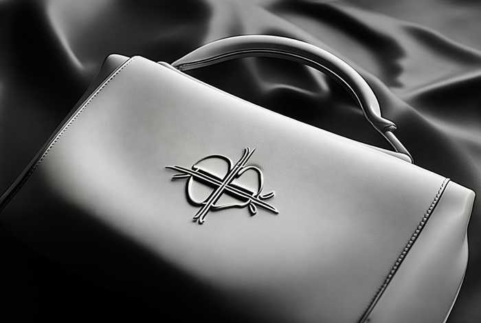4个花瓣标志的包包牌子是什么、4个花瓣标志的包包牌子是什么品牌