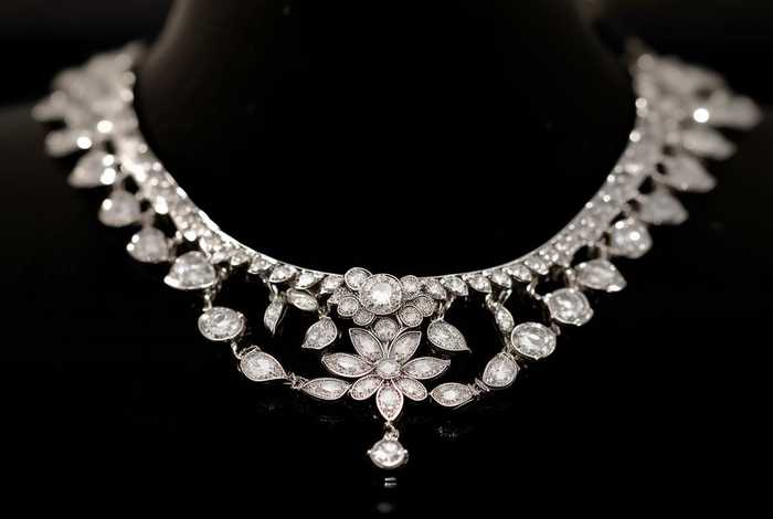 chanel的项链是什么材质的；chanel什么牌子项链