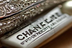 chanel胸针真假辨别、chanel胸针钢印真假鉴别