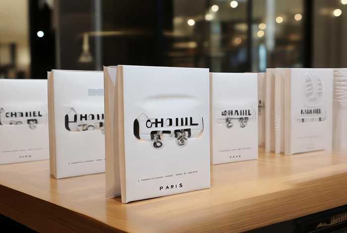 chanel包装袋有几种；chanel包装袋下面有paris