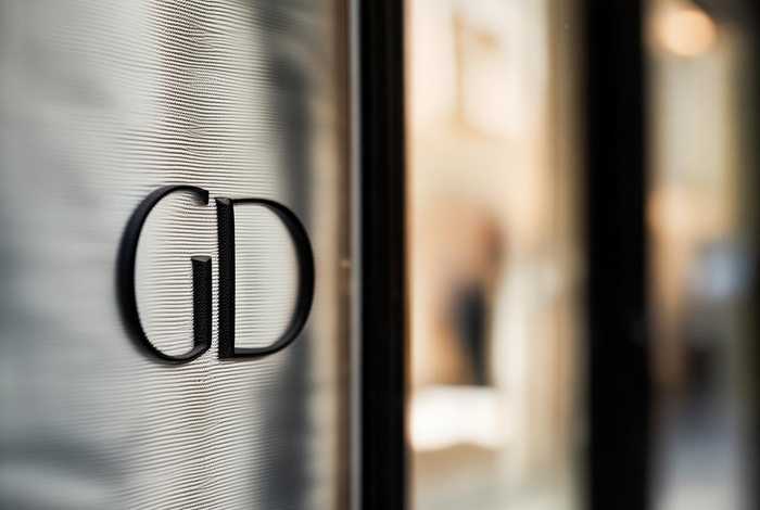 迪奥衣服标志logo；迪奥衣服标志logo有几种