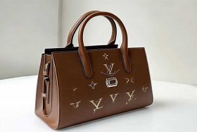 lv女包新款官网价格及图片2021（lv女包新款官网价格及图片2021年）