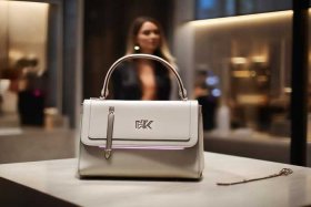 ck包包专柜正品直播（ck包包专柜正品直播是真的吗）