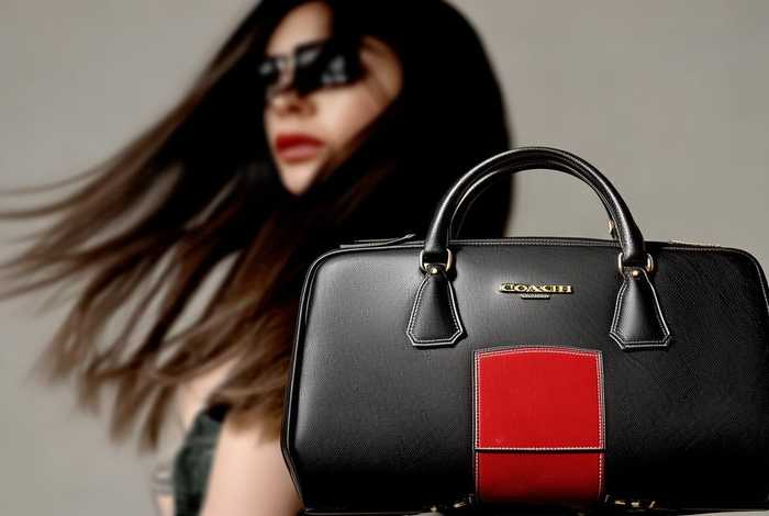 背COACH包的人，背蔻驰包的女人
