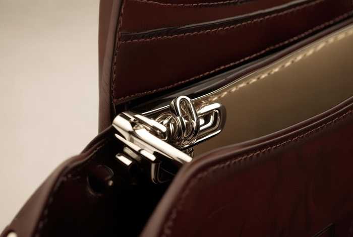 charles keith包包（charles keith包包怎样打开的？）