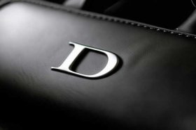 dior是什么品牌的包包 - dior是什么品牌的包包标志