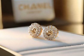 chanel耳钉一般多少钱 chanel耳环多少钱一对？