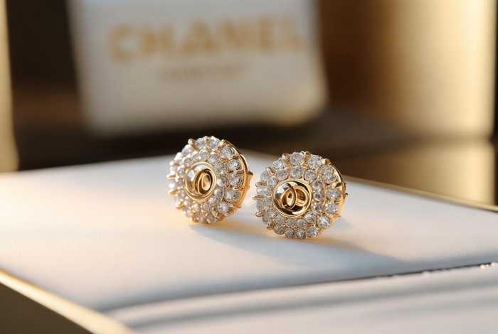 chanel耳钉一般多少钱 chanel耳环多少钱一对？