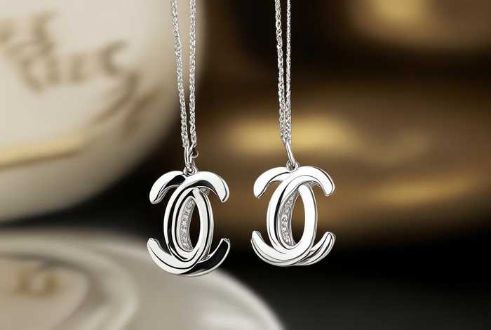 chanel字母耳钉（chanel大写字母耳环）