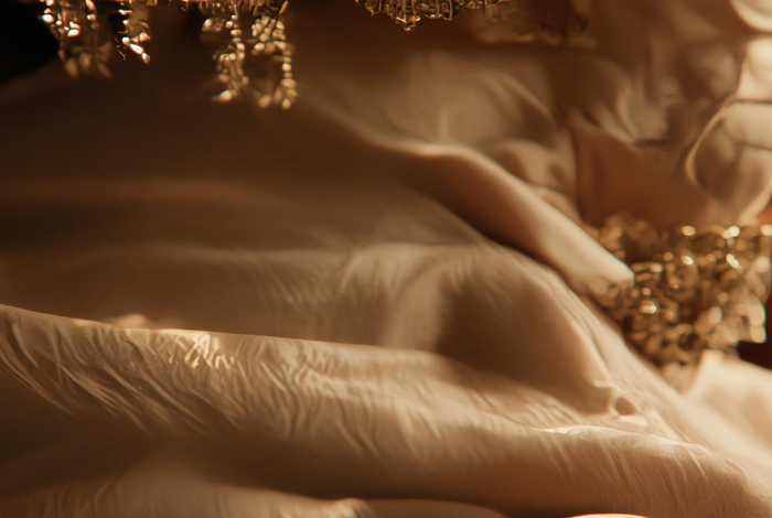 代购蔻驰包包200块是正品；代购蔻驰包包200块是正品吗