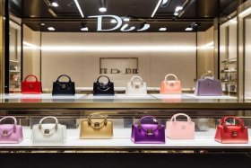 迪奥官网包包官网价格查询；迪奥官网包包中国官网价格