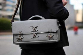 lv斜挎包小包男士（lv斜挎包小包男士灰色好看吗）