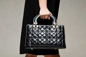 迪奥的戴妃包包经典款尺寸多大，迪奥的戴妃包包经典款尺寸多大合适