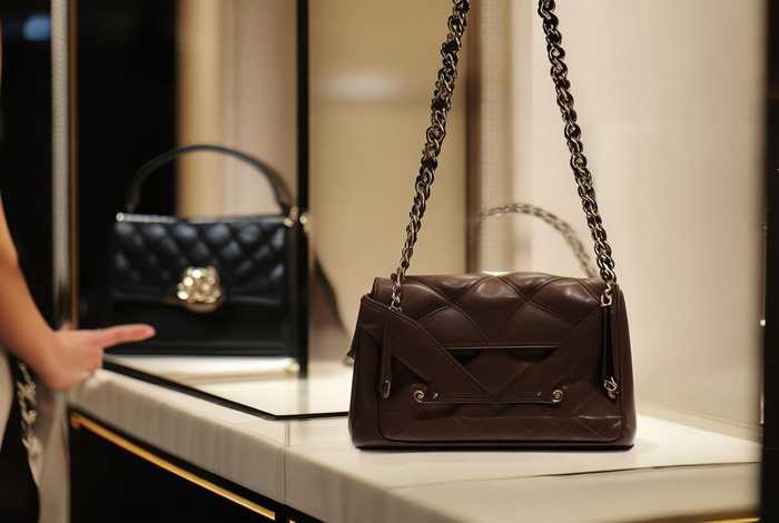 chanel19bag中号专柜价格；chanel 19bag 小号还是中号