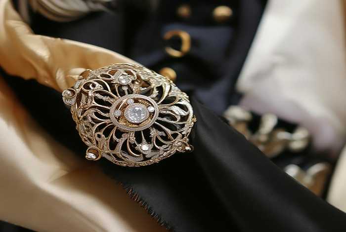 chanel23胸针，chanel胸针vintage搭配