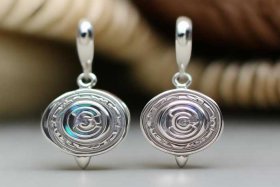 chanel耳环不带钻（chanel耳环是真钻吗）