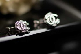 Chanel耳钉款式；chanel耳钉款式