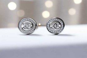 chanel官网耳钉价格（chanel耳环官网价格）