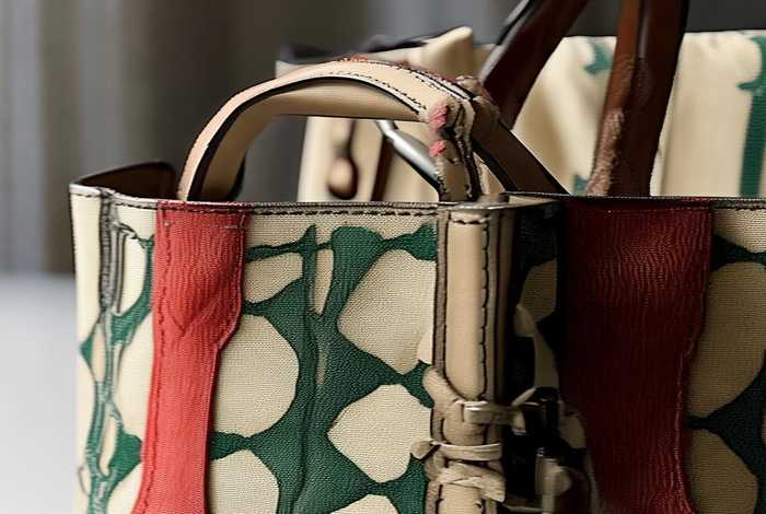 gucci帆布斜挎包真假；gucci帆布钱包怎么看真假