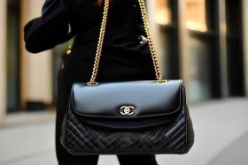 chanel香奈儿19bag小号黑金（香奈儿(chanel)19 bag大号36cm黑金单肩包）