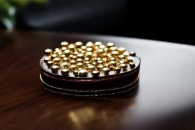 chanel mini金球卡包；chanel 金球mini价格
