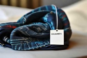 chanel开箱围巾；chanel围巾有吊牌吗
