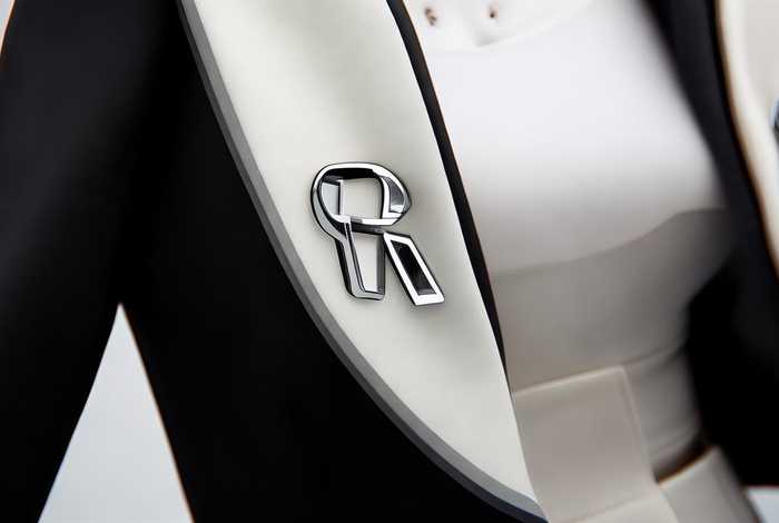 r标志的logo服装；r标志的logo服装品牌