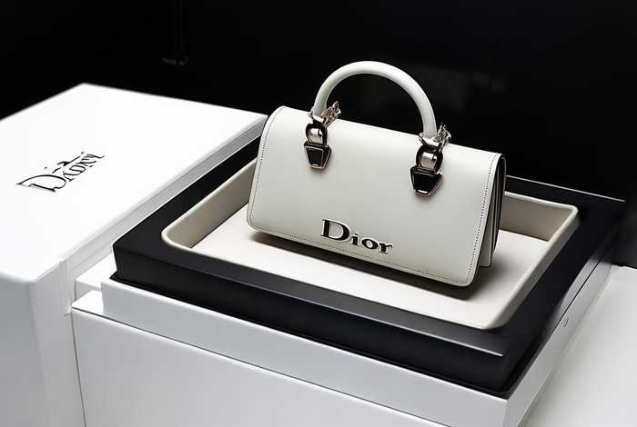 迪奥官网旗舰店包包新款；迪奥官网旗舰店包包新款盒子