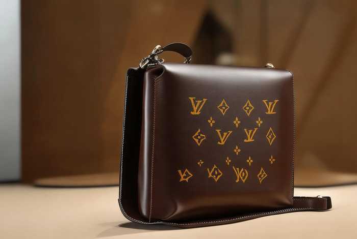 lv男士手拿包官网，lv男士手拿包官网价格多少