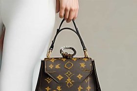 lv女包带子怎么装（lv挎包带子怎么装）