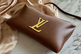 lv官网女包官方旗舰店枕头包（lv官网女包枕头包20）