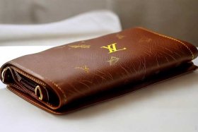 lv包包真皮是牛皮做的吗，lv包包真皮是牛皮做的吗多少钱