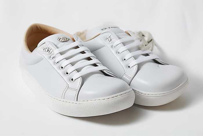 chanel小白鞋图片；chanel小白鞋官方价格