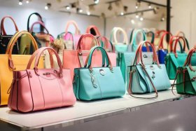 20岁女包品牌大全（20岁女生包包品牌推荐）