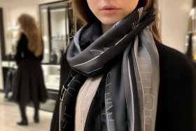 古驰围巾女款专柜价格黑灰（古驰围巾女款专柜价格秋冬）
