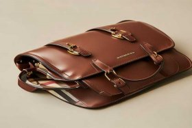 burberry革硬包；burberry的包是皮的吗