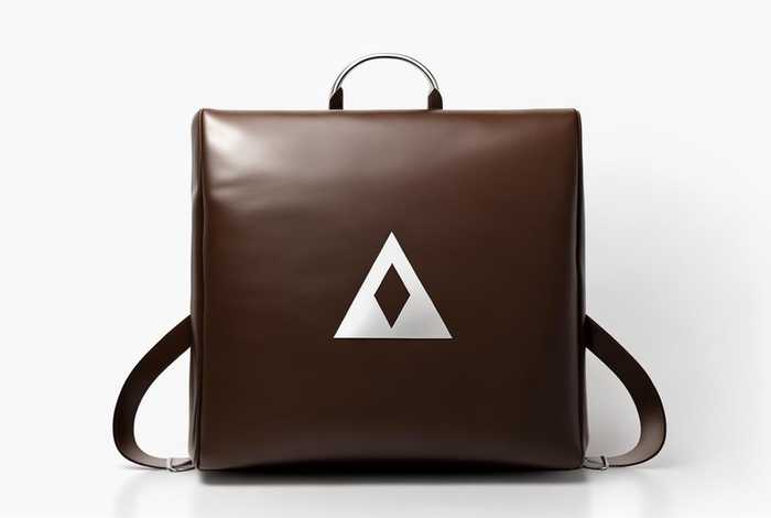 logo是三角形的包 - logo是三角形的包什么牌子