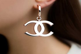 chanel字母长条耳环、chanel大写字母耳环