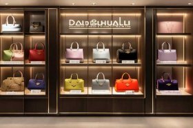 岱比华利女包品牌店铺陈列图片；岱比华利女包品牌店铺陈列图片及价格