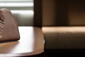 迪奥中国官网包包是正品吗、迪奥中国官网包包是正品吗知乎