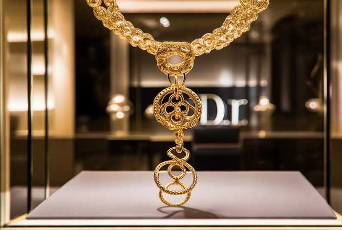 dior迪奥官方旗舰店黄金手链多少钱一个；dior黄金项链